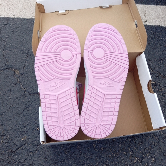 Air Jordan 1 Mid, Valentine's Day - Picture 5 of 5